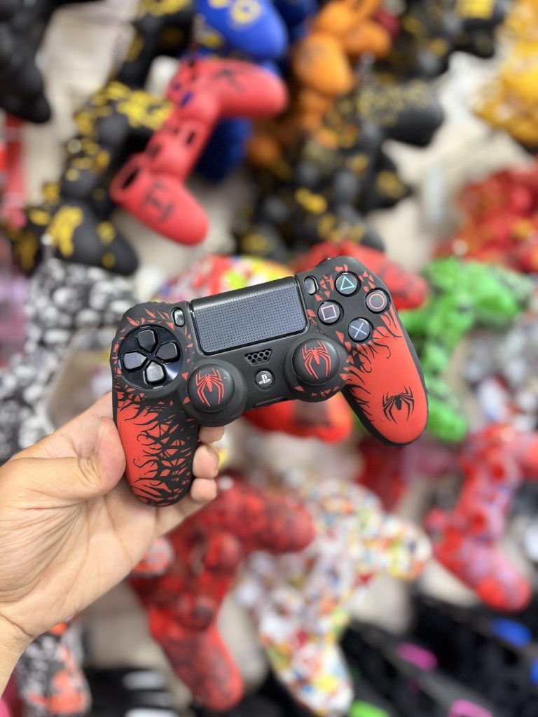 کاور دسته سیلیکونی Ps4 + دو عدد سر آنالوگ برجسته spiderman
