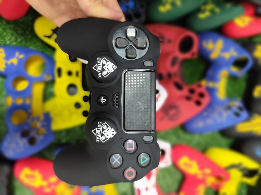 کاور دسته سیلیکونی Ps4 + دو عدد سر آنالوگ برجسته کد 1024