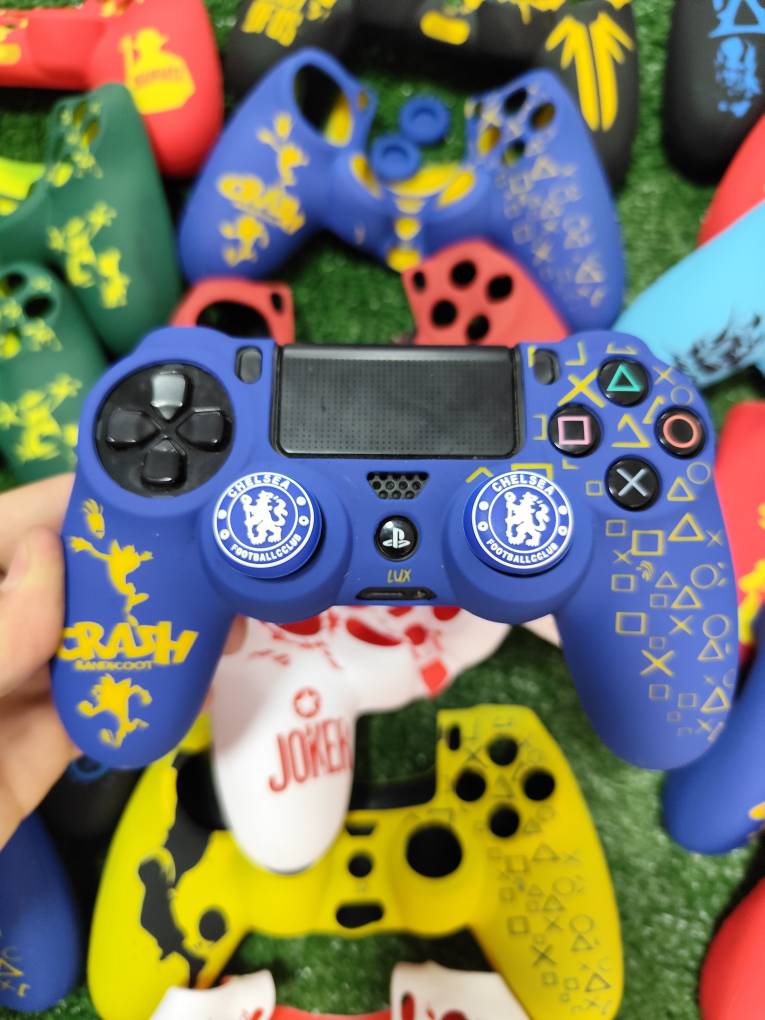 کاور دسته سیلیکونی Ps4 + دو عدد سر آنالوگ برجسته کد 1039