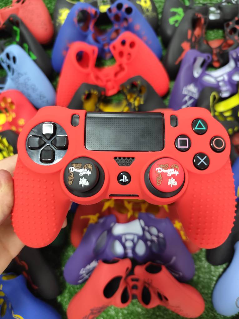 کاور دسته سیلیکونی Ps4 + دو عدد سر آنالوگ برجسته کد 1077