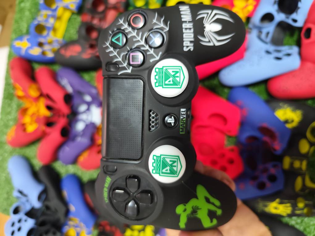 کاور دسته سیلیکونی Ps4 + دو عدد سر آنالوگ برجسته کد 1084
