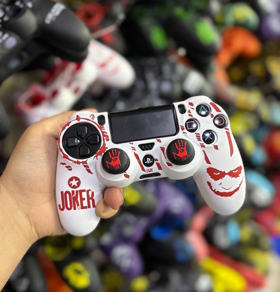 کاور دسته سیلیکونی PS4 با دو عدد سر آنالوگ برجسته جوکر وایت