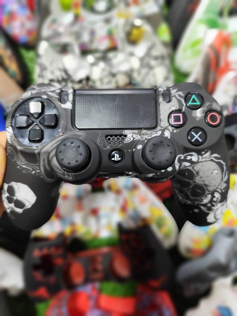 کاور دسته سیلیکونی Ps4 + دو عدد سر آنالوگ برجسته کد 1095