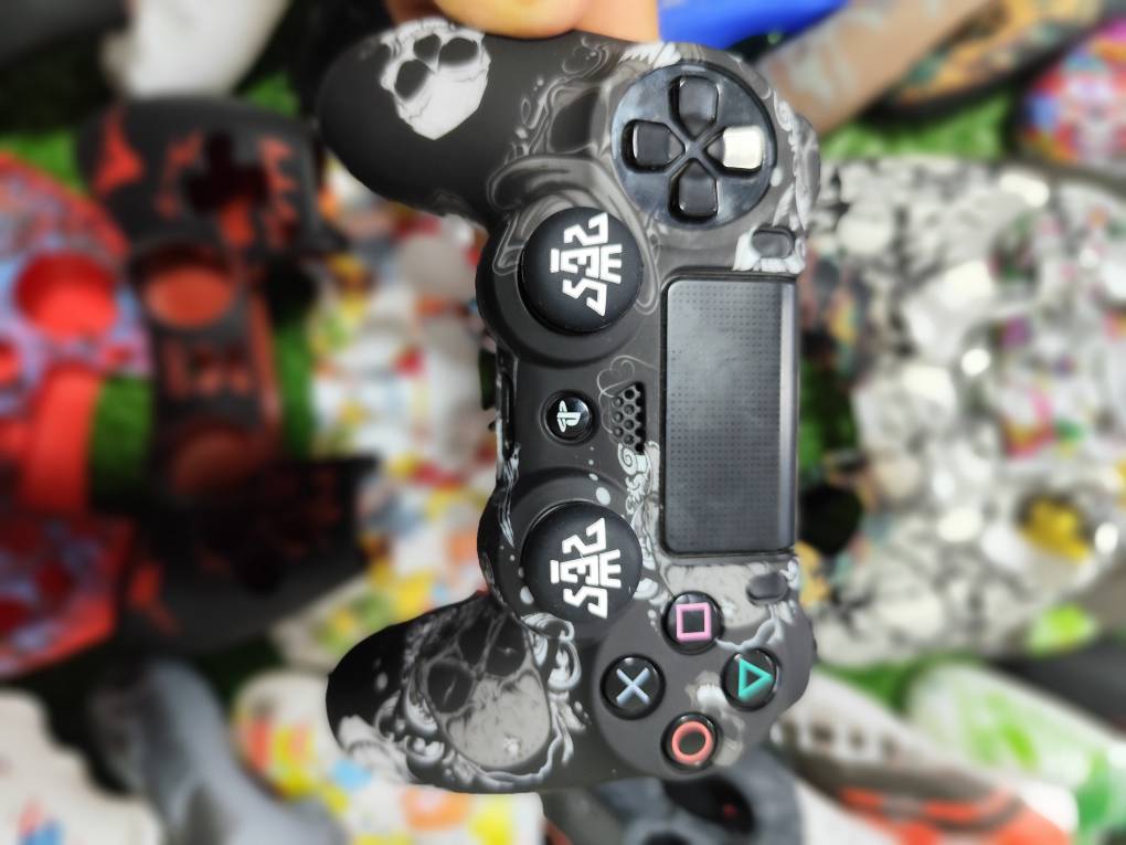 کاور دسته سیلیکونی Ps4 + دو عدد سر آنالوگ برجسته کد 1099