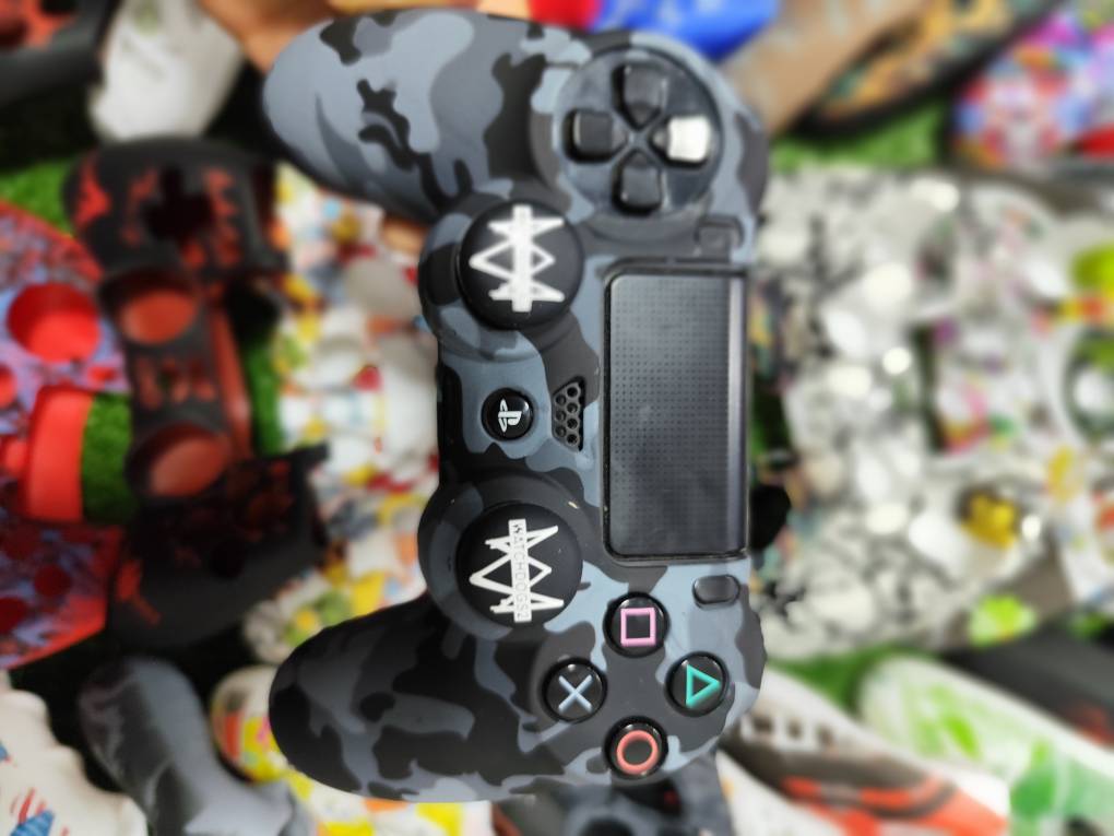 کاور دسته سیلیکونی Ps4 + دو عدد سر آنالوگ برجسته کد 1108