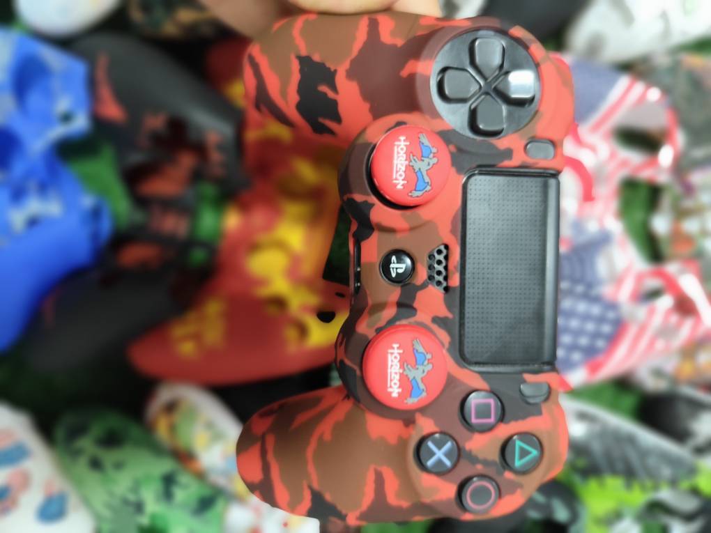 کاور دسته سیلیکونی Ps4 + دو عدد سر آنالوگ برجسته کد 1135