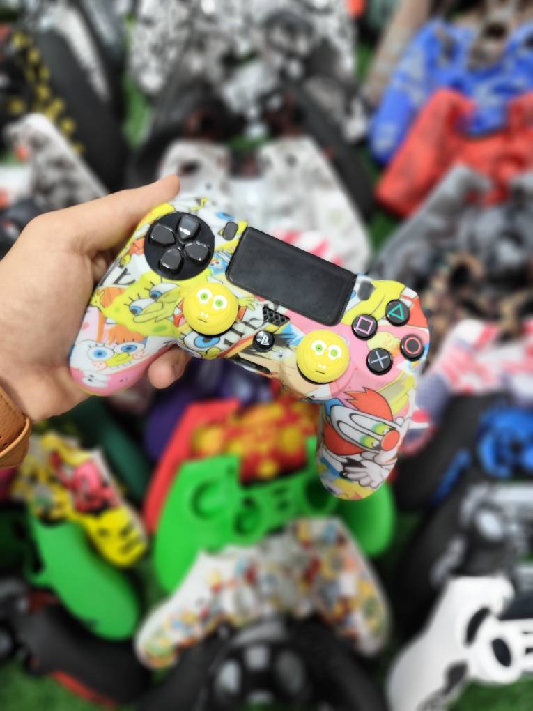کاور دسته سیلیکونی PS4 با دو عدد سر آنالوگ برجسته باب اسفنجی